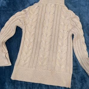 Turtle neck. Long sleeves. Drop shoulders. Ribbed neck, arm cuffs Straight hem